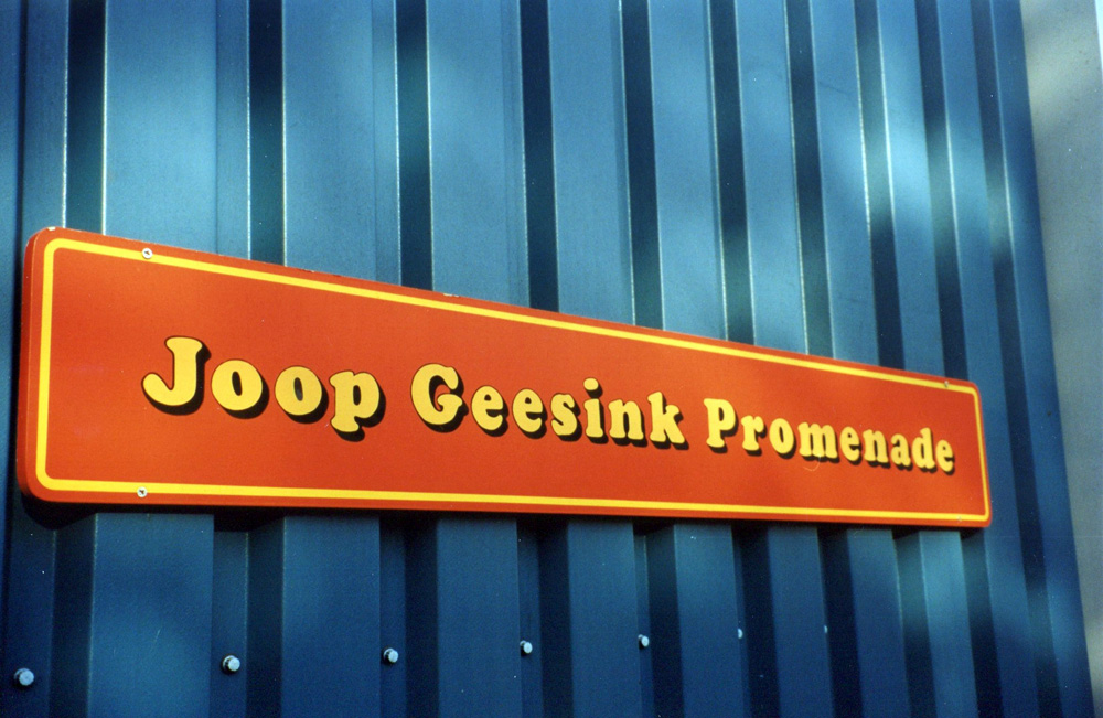 Het plein voor de attractie kreeg de naam Joop Geesink Promenade (1984)